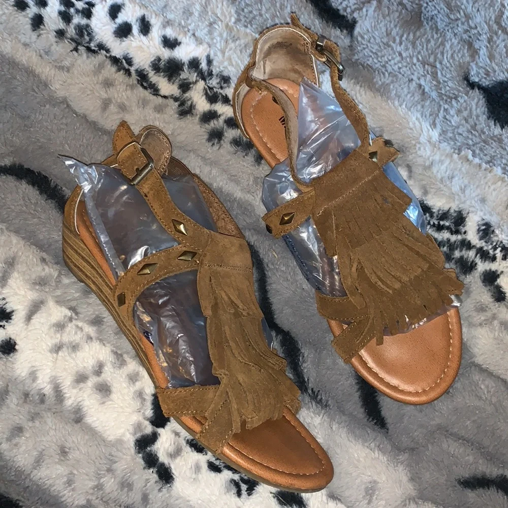 Minnetonka Merriam Suede Leather Fringe Wedge Sandals — 8
